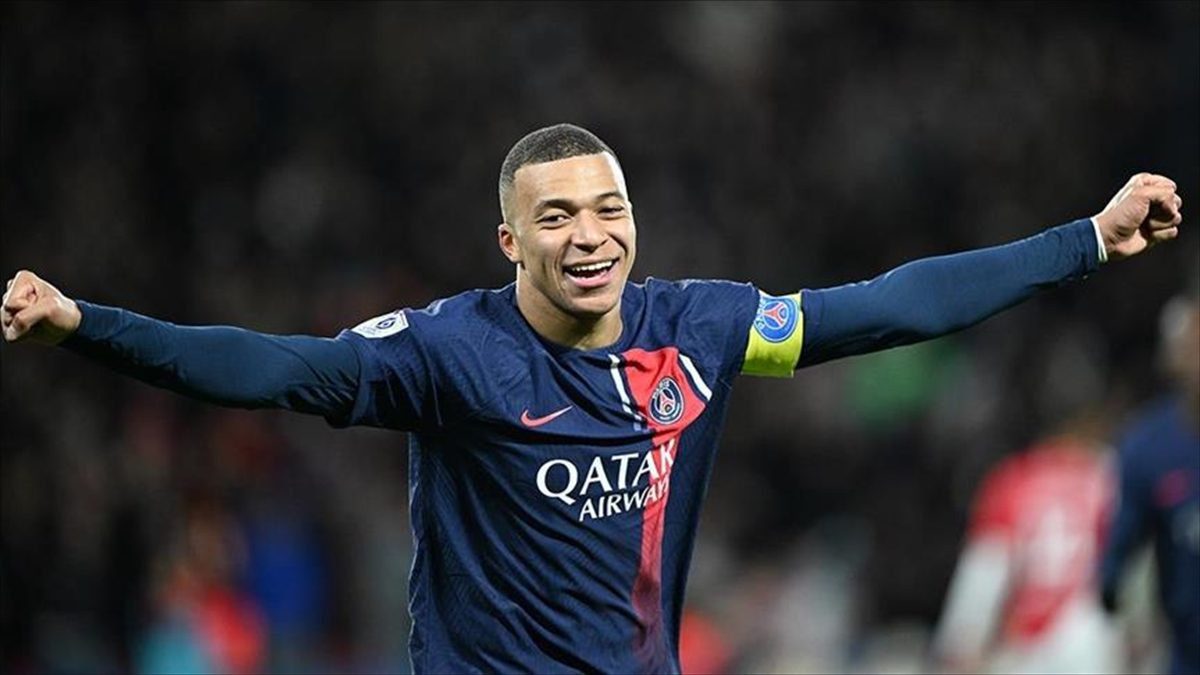 Real Madrid, Mbappe'yle 80 binden fazla taraftarın önünde sözleşme imzaladı