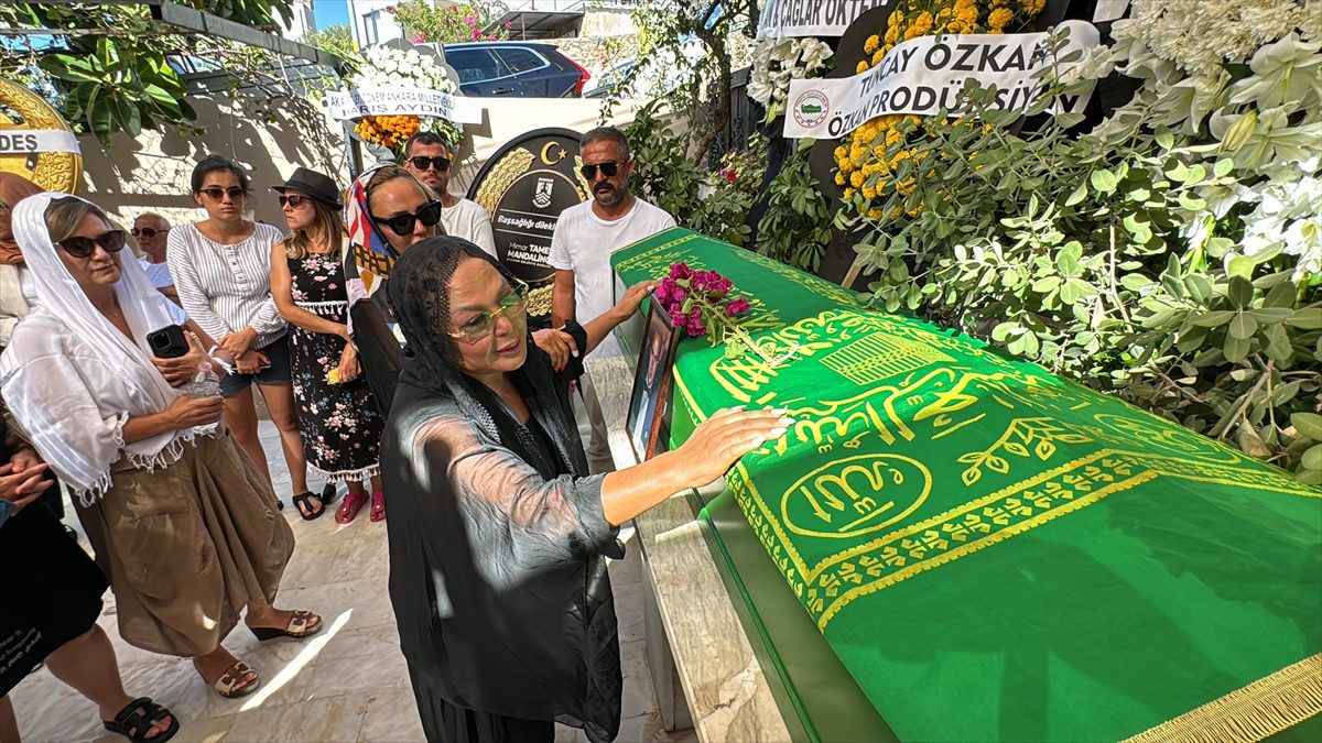 Sanatçı Safiye Soyman’ın vefat eden oğlu Harun Akaröz Bodrum’da toprağa verildi