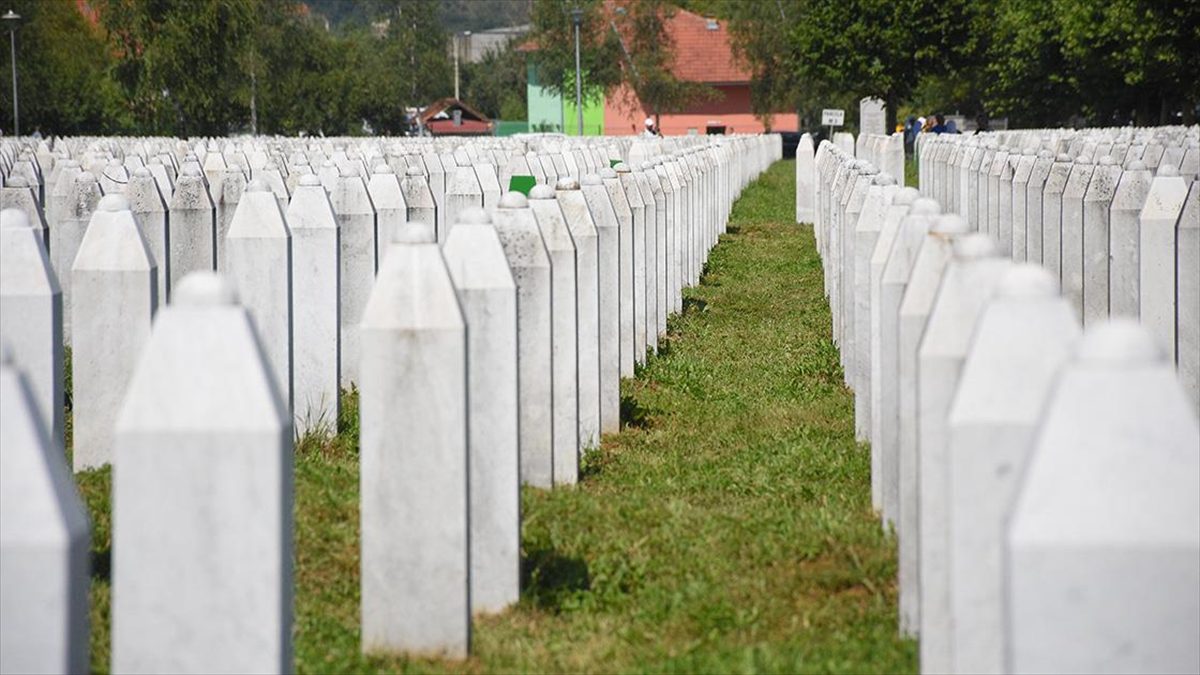 Srebrenitsa’ daki Potoçari Anıt Mezarlığı anma ve cenaze törenlerinin ardından sessizliğe büründü