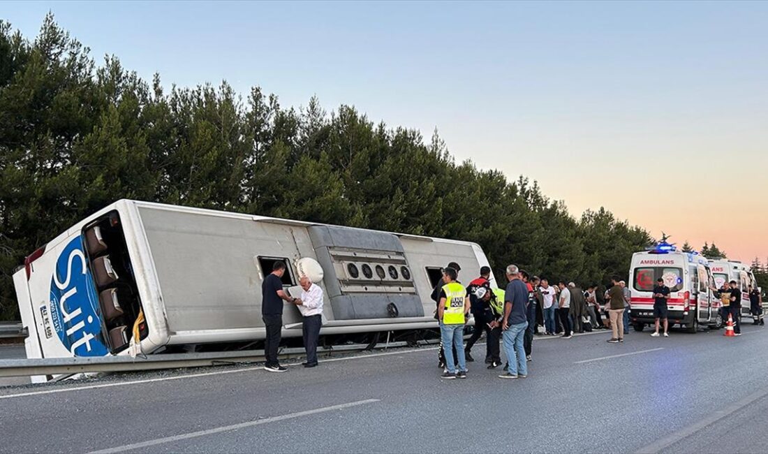 Uşak'ta yolcu otobüsünün devrilmesi