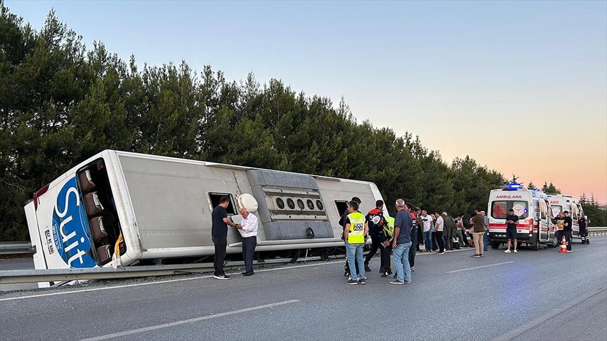 Uşak’ta yolcu otobüsünün devrilmesi sonucu 11 kişi yaralandı