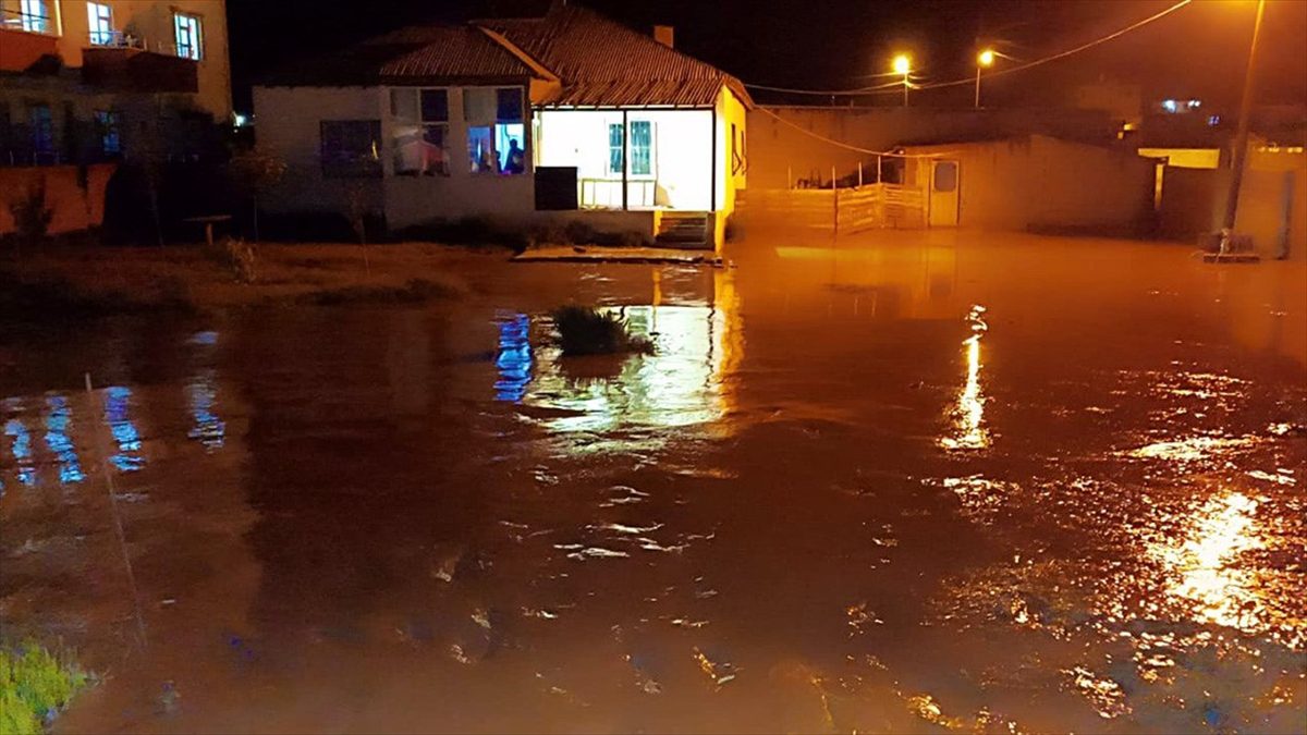 Van Özalp’ta şiddetli sağanak taşkına neden oldu