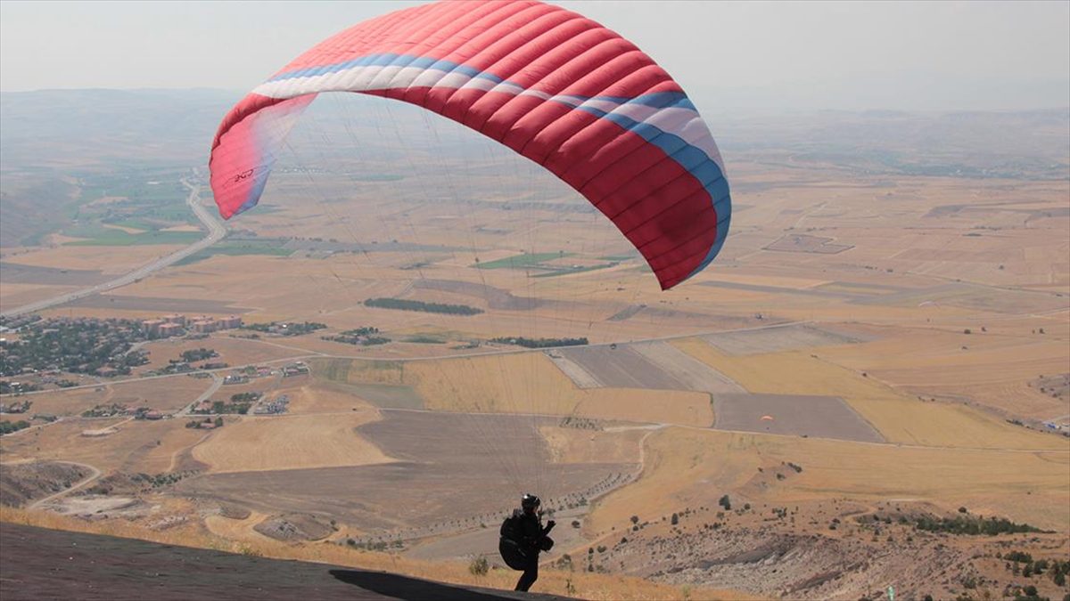 Yamaç paraşütü tutkunlarının tercihi Ayaş tepeleri oldu