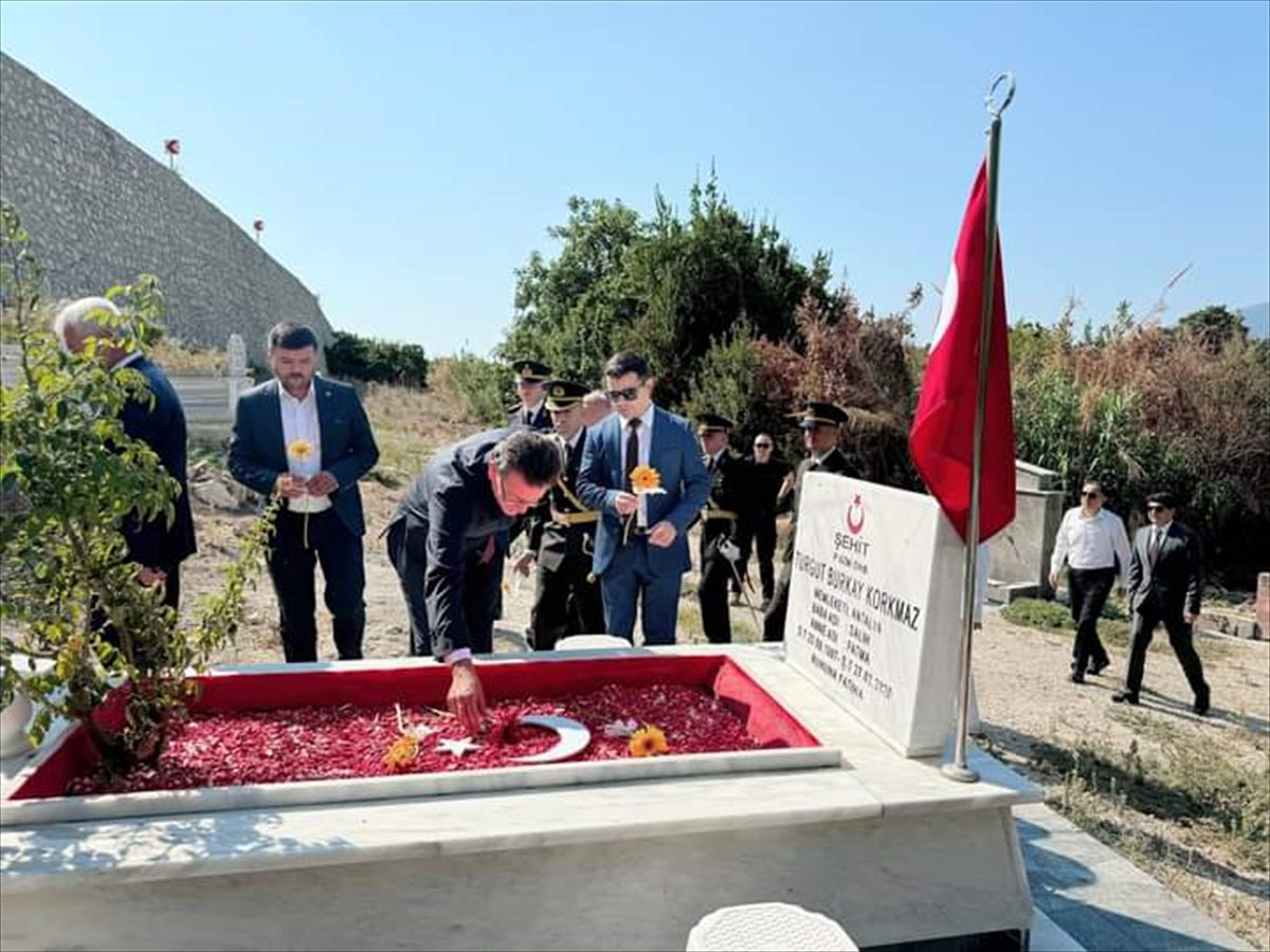 30 Ağustos Zafer Bayramı dolayısıyla Finike'de şehit kabirleri ziyaret edildi