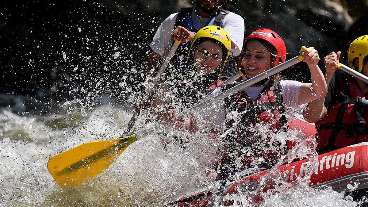 Adrenalin tutkunları Melen Çayı’nda rafting yaptı