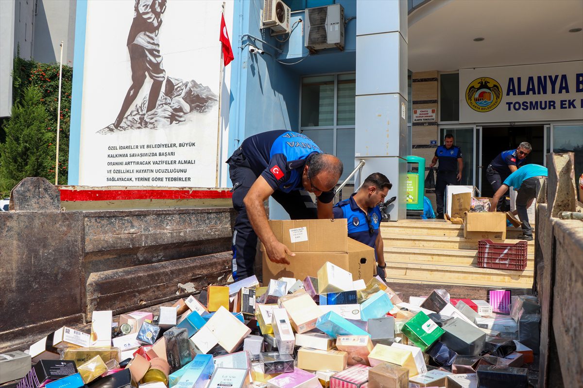 Alanya’da 7 bin 857 şişe sahte parfüm ele geçirildi