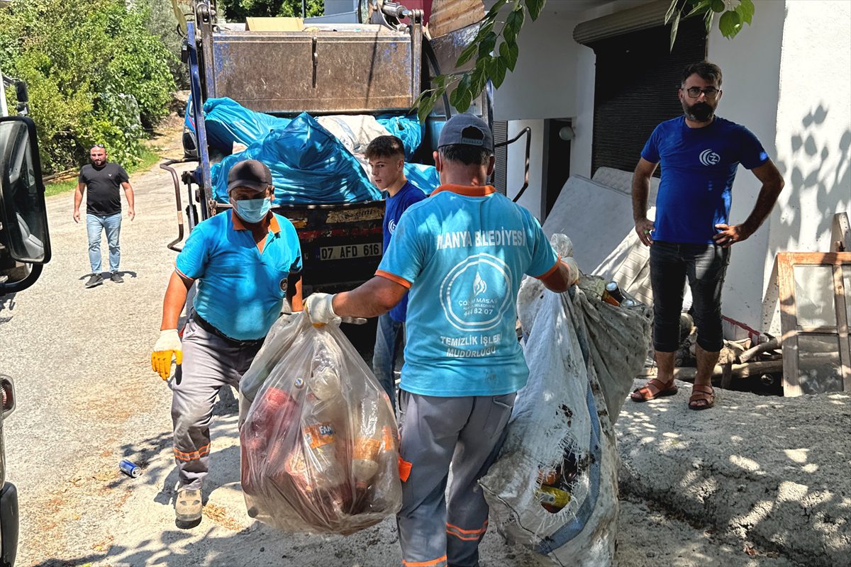 Alanya’da bir evden 4 kamyon çöp çıkarıldı