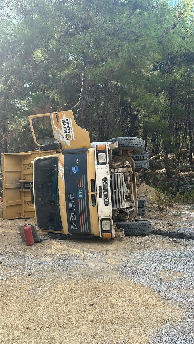 Alanya'da devrilen kamyonun sürücüsü yaralandı