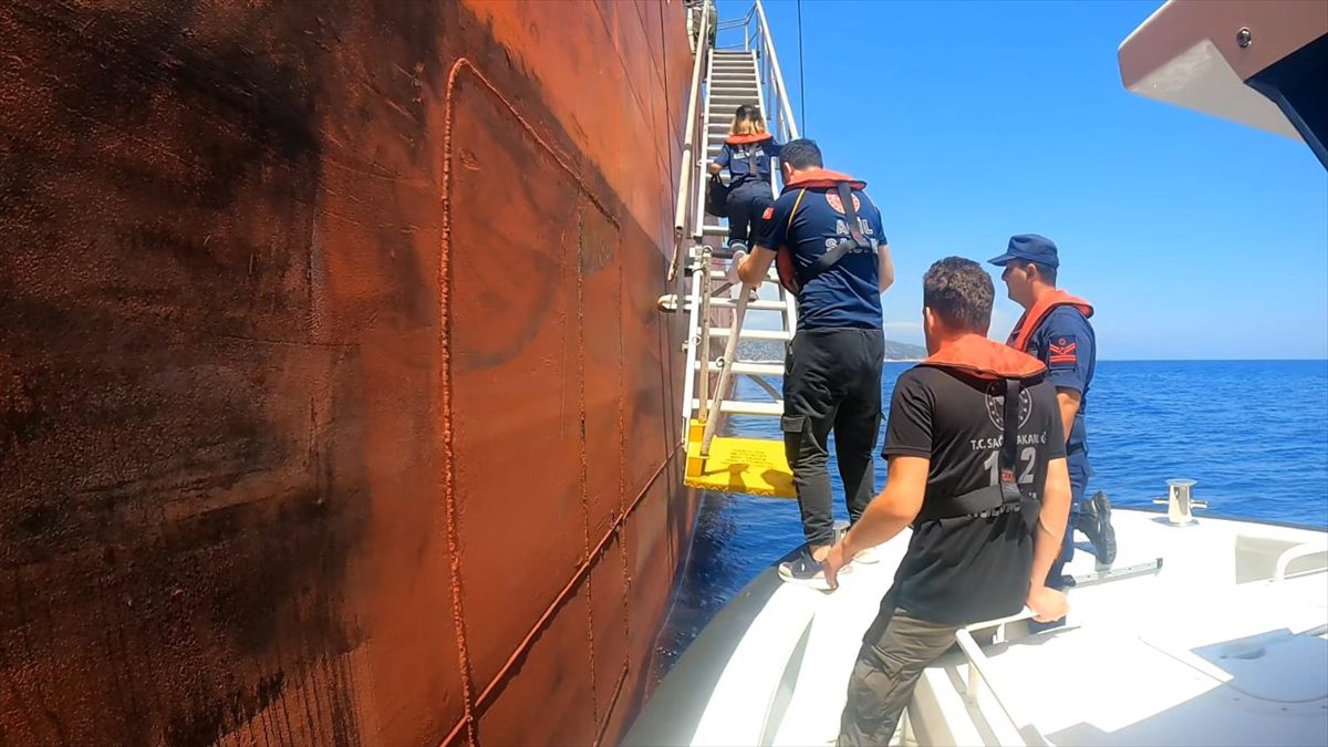 Antalya açıklarında denizde rahatsızlanan kişiye tıbbi tahliye