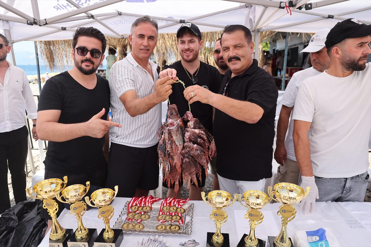 Antalya’da “Aslan Balığı Avlama Yarışması” düzenlendi