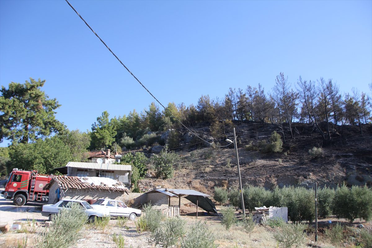 Antalya'da çıkan arazi yangını söndürüldü