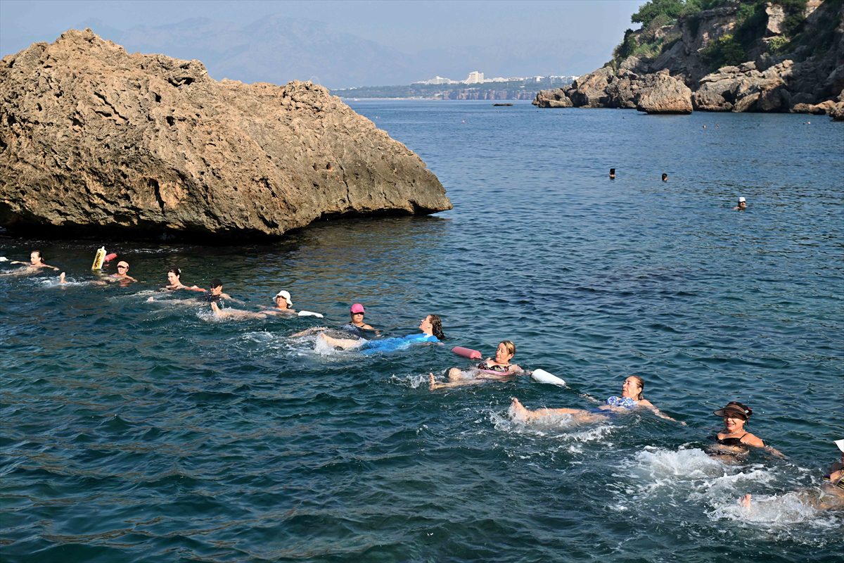 Antalya'da denizde yapılan su cimnastiği rağbet görüyor