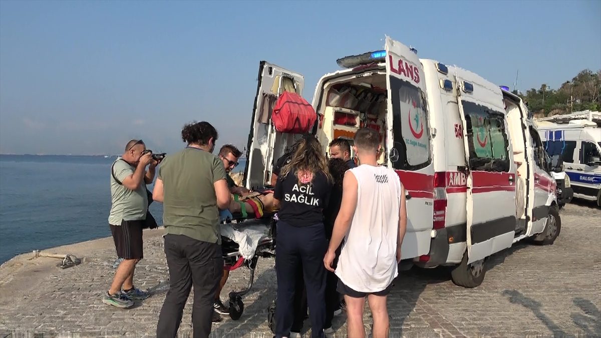 Antalya'da falezlerden düşen kadını deniz polisi kurtardı