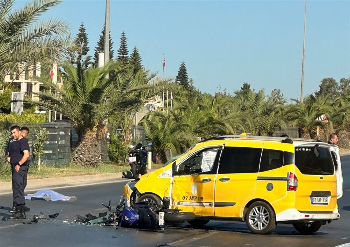 Antalya’da hafif ticari araçla çarpışan motosikletin sürücüsü öldü