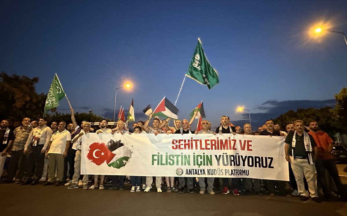 Antalya'da Hamas lideri Heniyye ve Gazze için yürüyüş düzenlendi