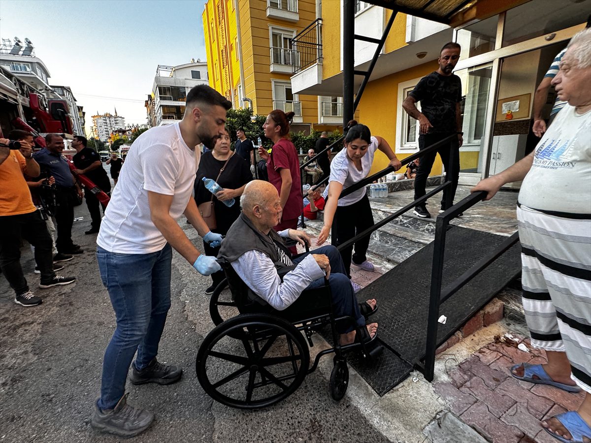 Antalya'da huzurevinde çıkan yangında 3 kişi yaralandı