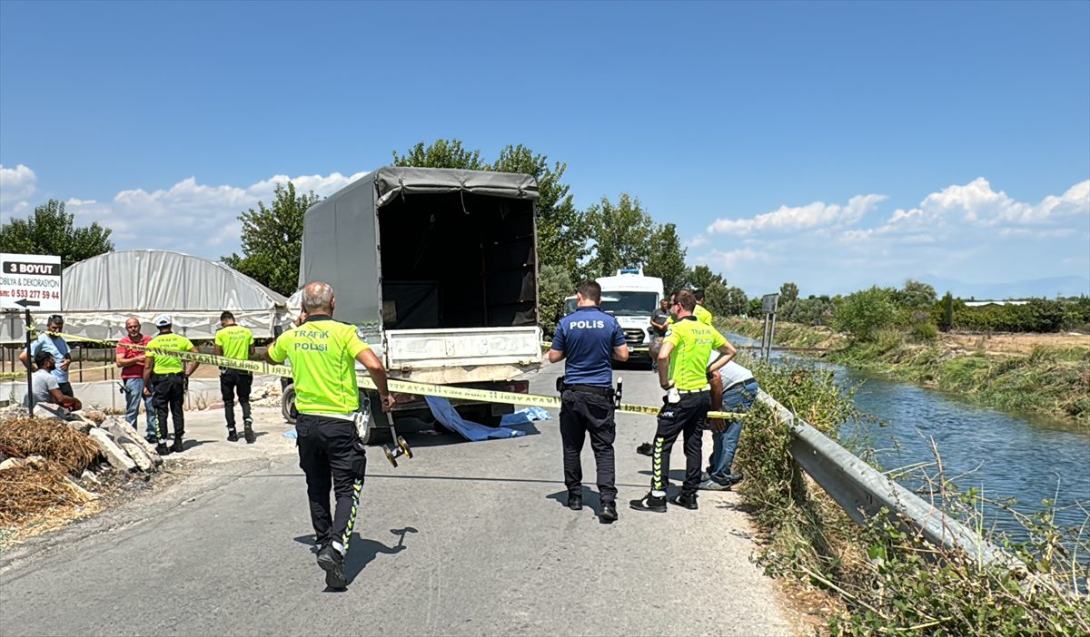 Antalya’da kamyonet ile motosikletin çarpıştığı kazada 1 kişi öldü