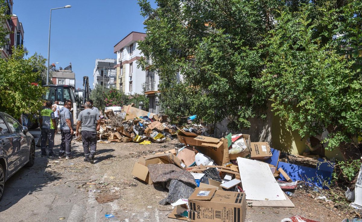 Antalya'da kötü kokuların yayıldığı 2 evin bahçesinden 12 kamyon çöp çıktı