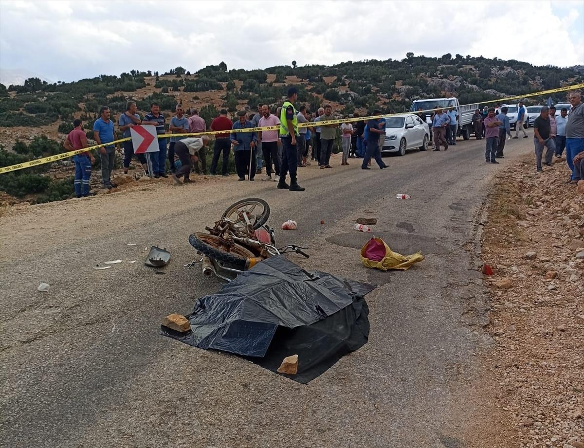 Antalya'da motosikletle kamyonet çarpıştı, kazada 1 kişi öldü