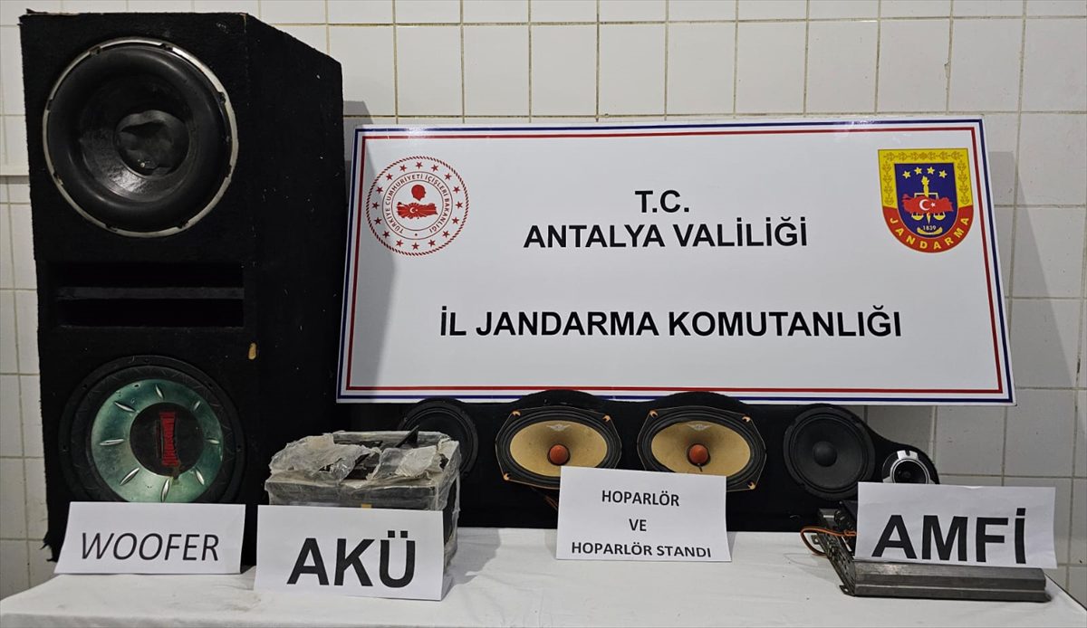 Antalya'da otomobilden hırsızlık yapan 4 kişi tutuklandı