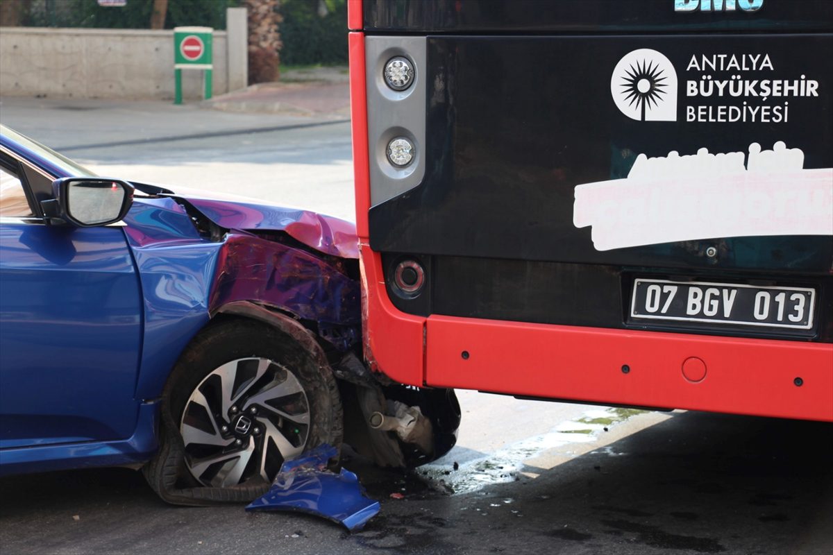 Antalya'da otomobilin belediye otobüsüne çarptığı kazada maddi hasar oluştu