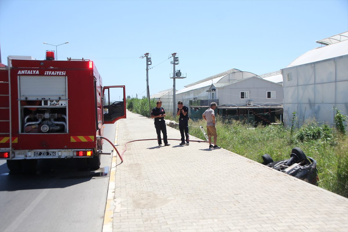 Antalya’da şarampole devrilen otomobildeki 3 kişi yaralandı