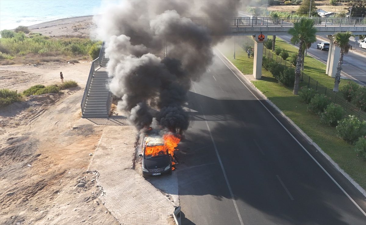 Antalya'da seyir halindeki minibüs yandı