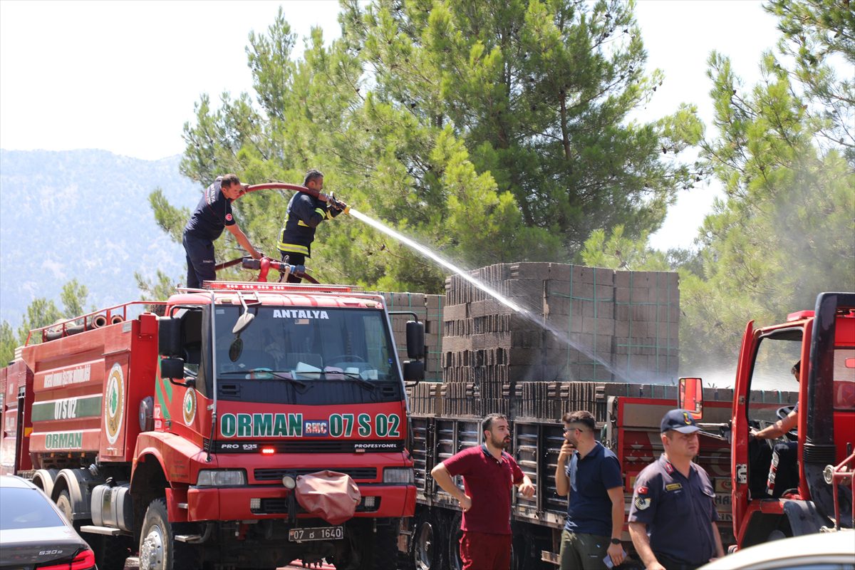 Antalya'da seyir halindeki tırda çıkan yangın söndürüldü