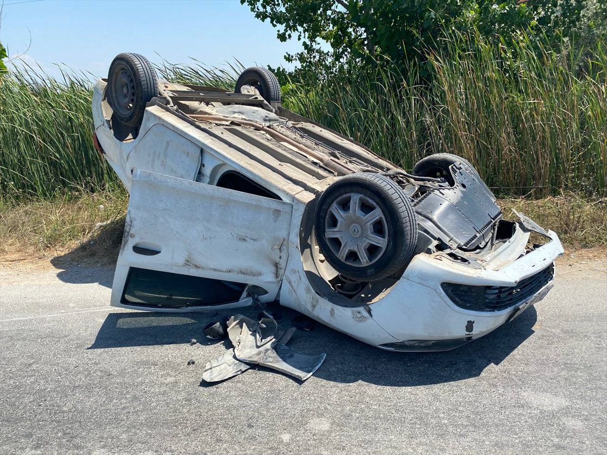 Antalya’da takla atan otomobilin sürücüsü yara almadan kurtuldu