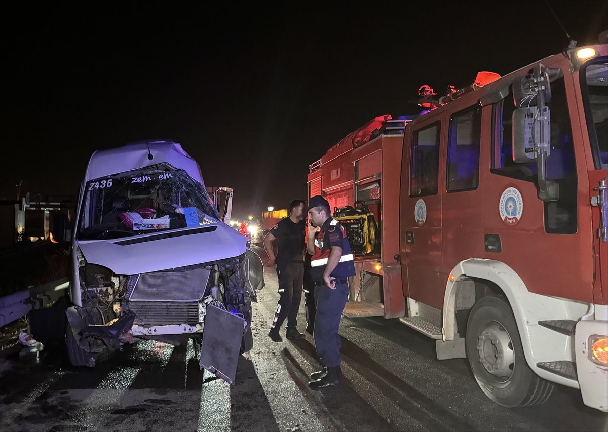 Antalya'da tır ile çarpışan minibüsün sürücüsü yaralandı