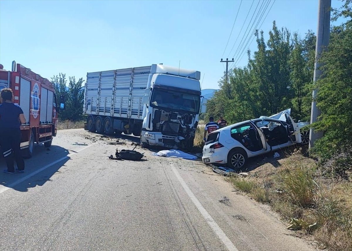 Antalya'da tır ile otomobilin çarpışması sonucu 1 kişi öldü, 3 kişi yaralandı