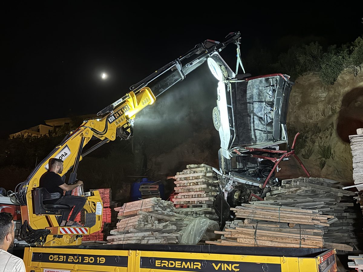 Antalya'da uçurumdan düşen araçtaki anne öldü, kızı yaralandı