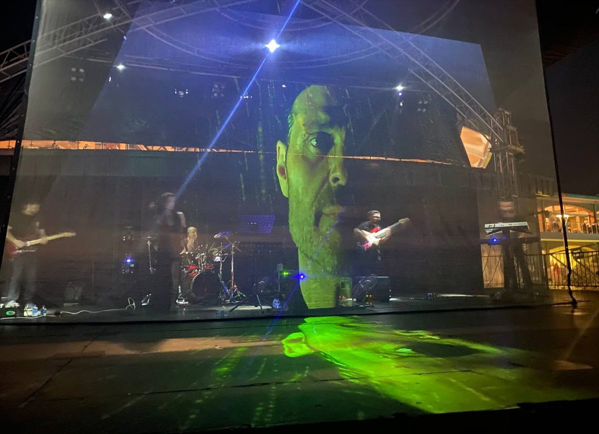 Antalya'da unutulmaz sanatçılar hologram ile sahne aldı