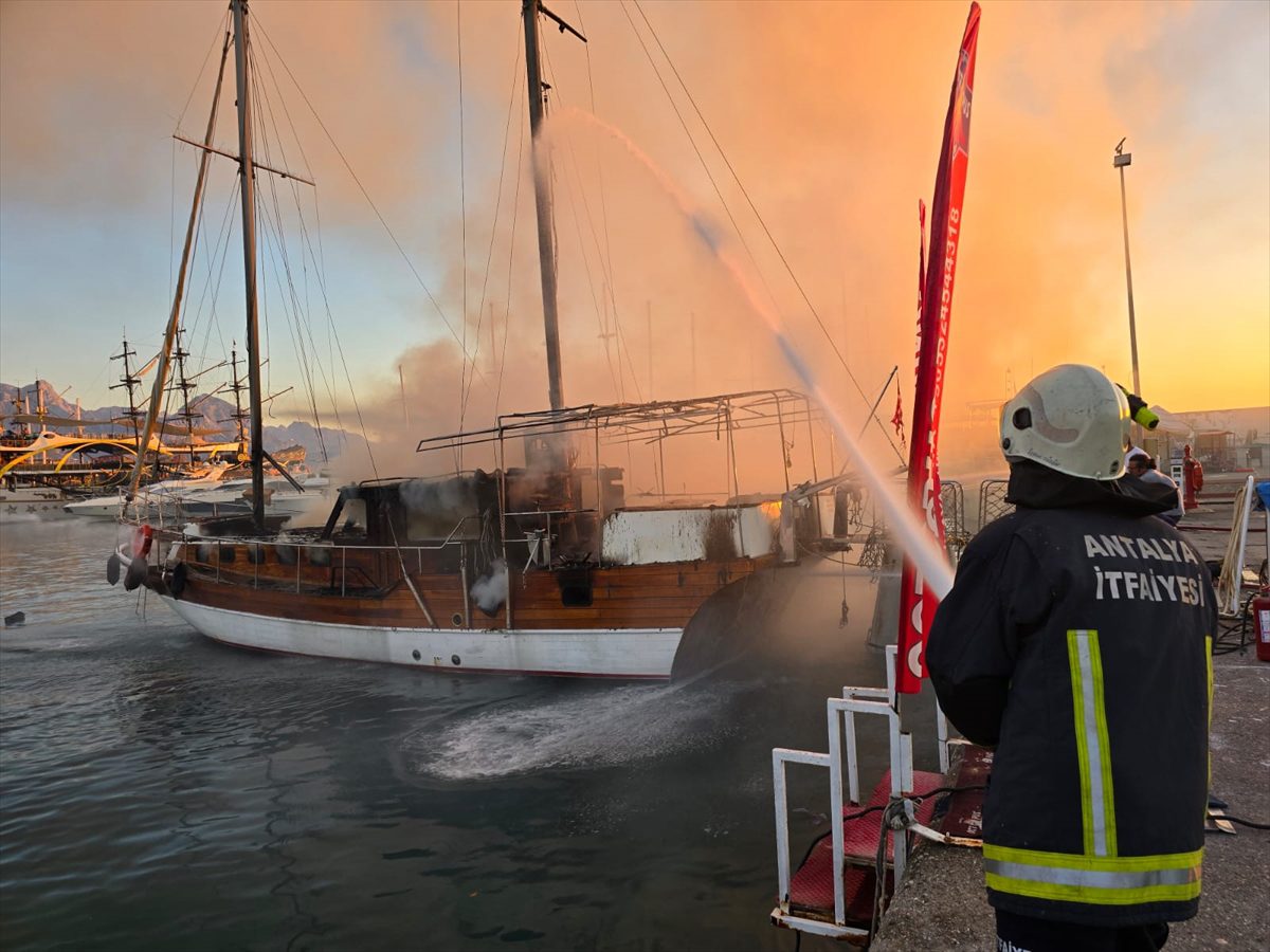 ANTALYA (AA) – Antalya'nın Kemer ilçesinde gezi teknesi yandı. Kemer