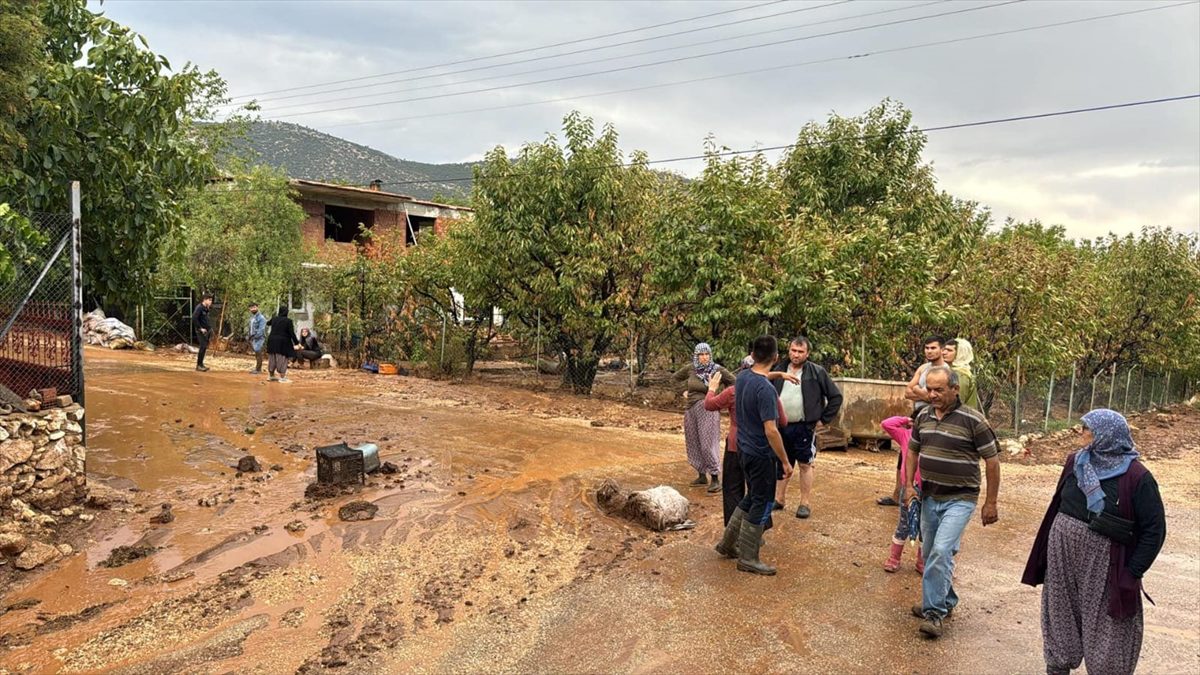 Antalya'nın Elmalı ilçesinde sağanak etkili oldu