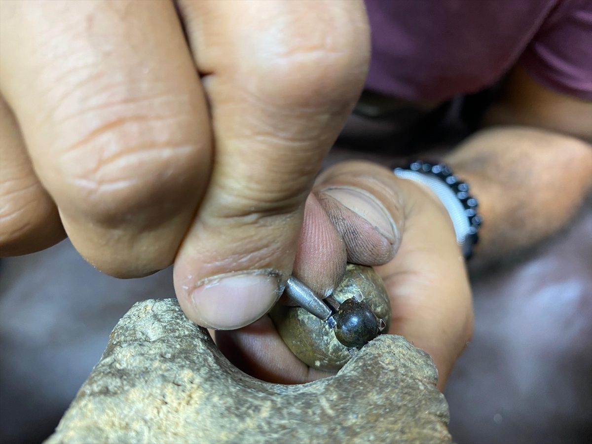 Arazide bulduğu meteor taşından eşine evlilik yıl dönümünde tektaş yüzük yaptırdı