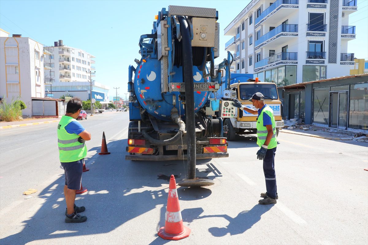 ASAT ekipleri Kepez’de kanalizasyon hatlarını temizledi