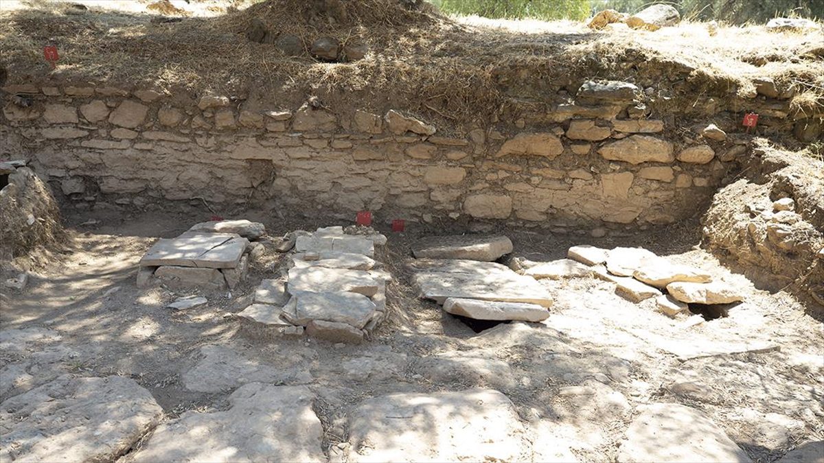 Aydın’daki Nysa Antik Kenti’nde yaklaşık bin yıllık 47 mezar bulundu