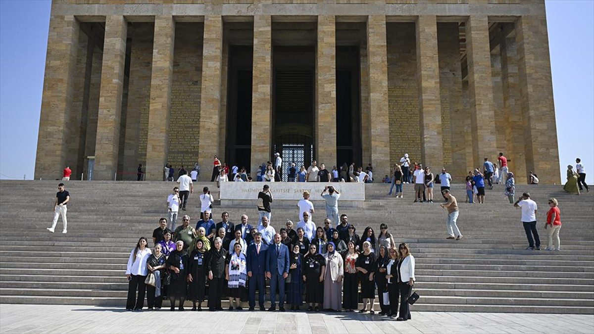 Azerbaycan’dan gelen 30 şehit ailesi Anıtkabir’i ziyaret etti