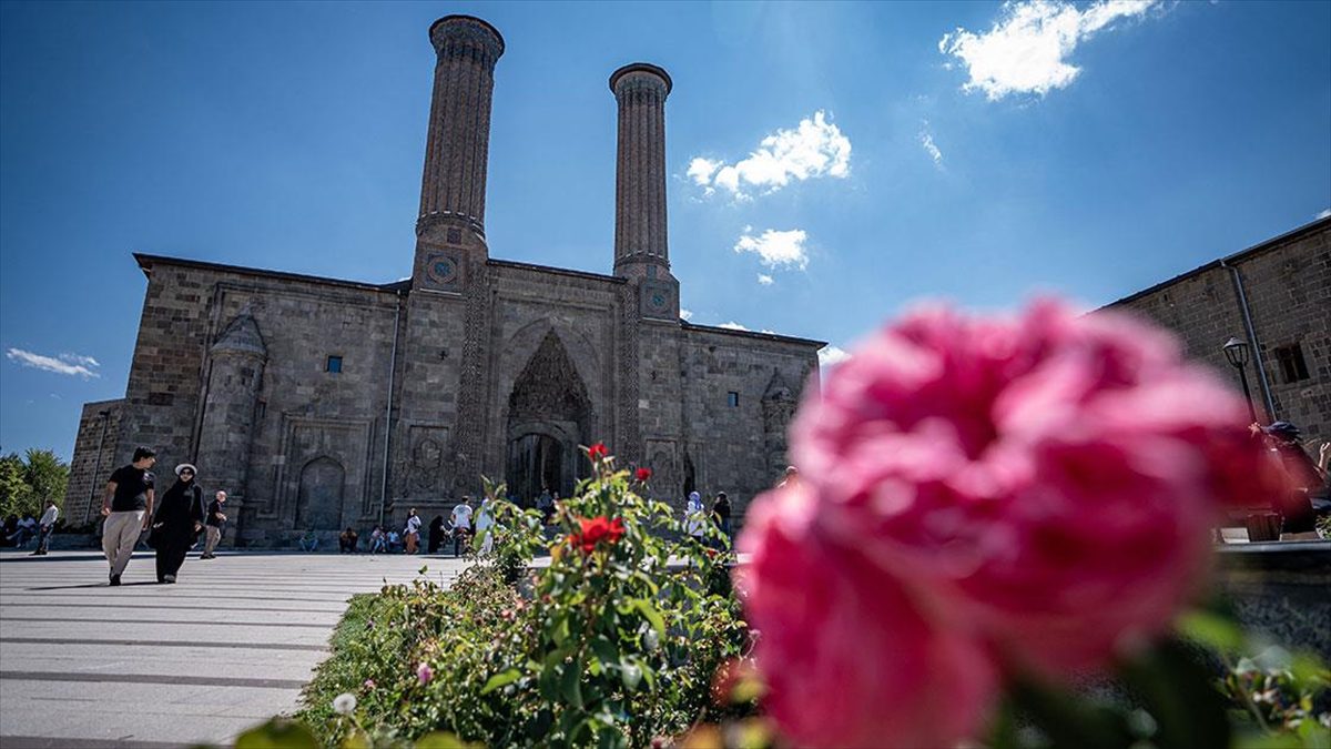 Çifte Minareli Medrese yapısı ve sergilenen eserlerle ziyaretçilerin dikkatini çekiyor