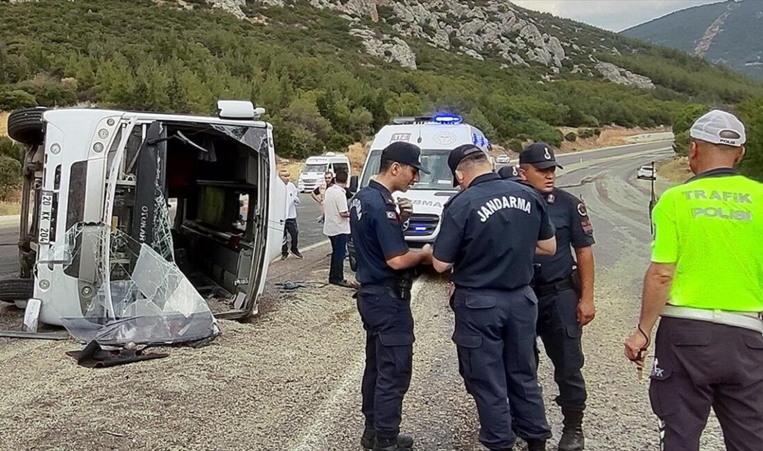 Denizli'nin Pamukkale ilçesinde, midibüsün