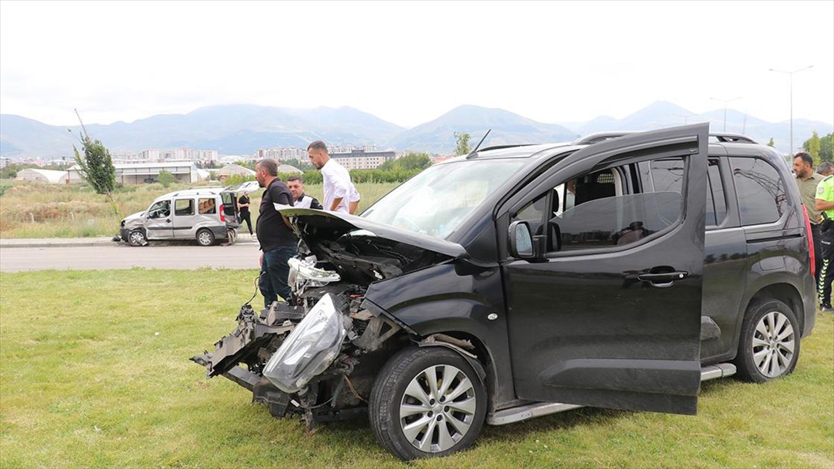 Erzurum’da iki hafif ticari araç çarpıştı, 9 kişi yaralandı