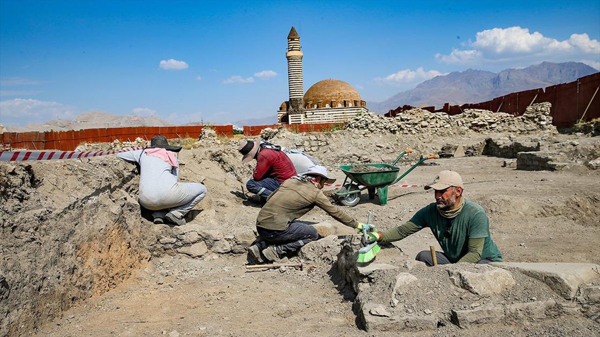 “Eski Van Şehri” kazılarında yeni yapılar ortaya çıkarıldı