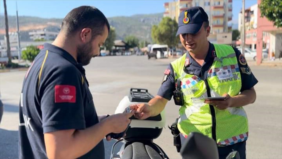 Finike'de jandarma ekipleri motosiklet sürücülerini bilgilendirdi