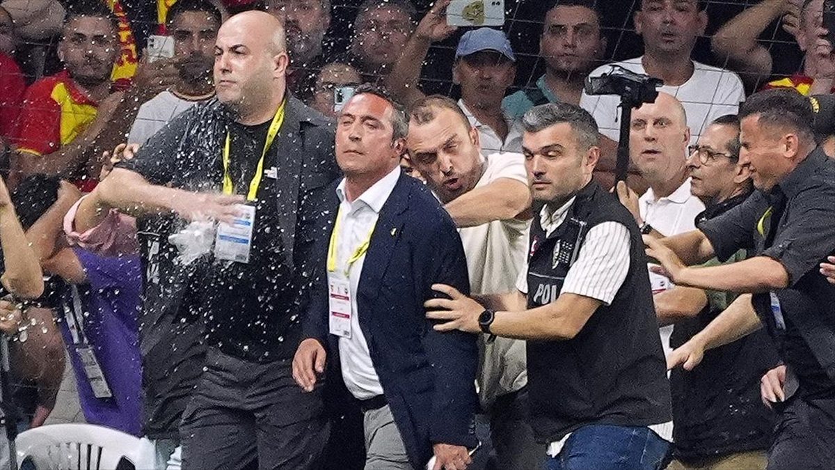 Göztepe maçında Fenerbahçe Başkanı Ali Koç’u iterek düşüren zanlıya ev hapsi