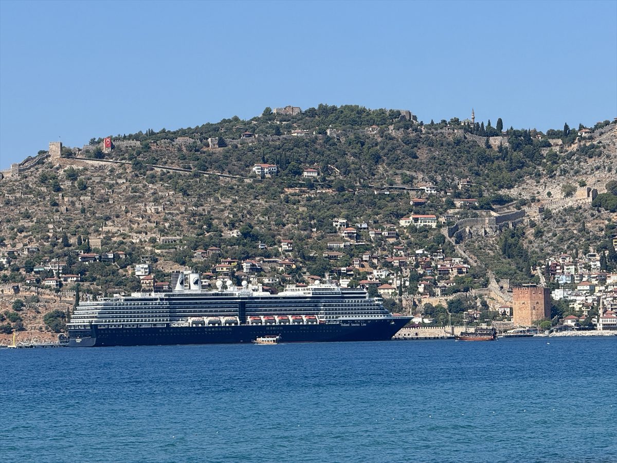 Hollanda bayraklı “Oosterdam” kruvaziyeri Alanya Limanı’na demirledi