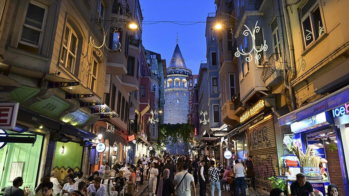 İstanbul’un tarihi simgelerinden Galata Kulesi FPV dronla görüntülendi