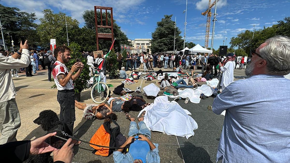 İsviçre Dışişleri Bakanı, “İsrail’i destekleyen tutumu” nedeniyle BM önünde protesto edildi