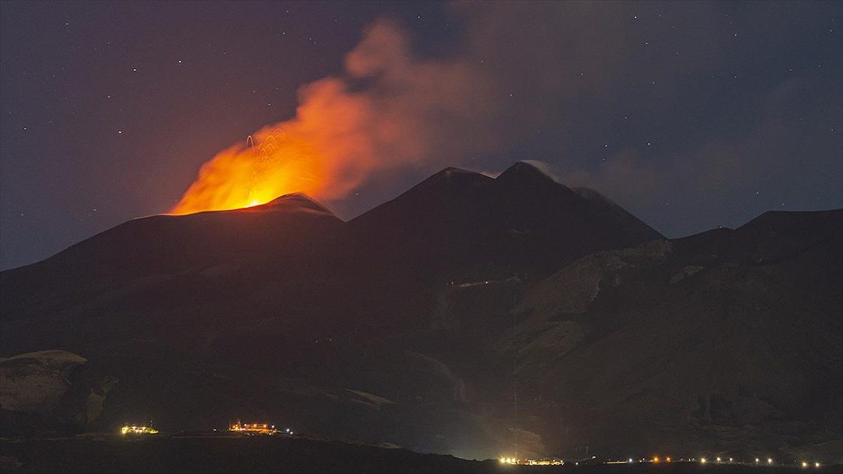 İtalya’daki Etna Yanardağı lav püskürtmeye başladı