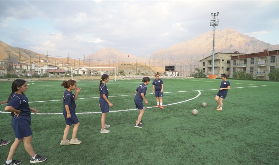 - Kadın futbolunu desteklemek